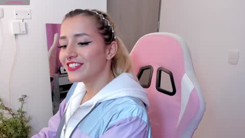 Snapshot of lollypetitte_ chatting on 01/04/25, 02:35 Lolly online show from 01/04/25, 02:35