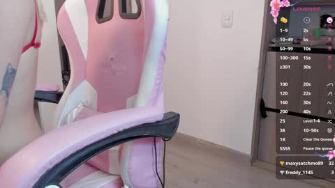 Snapshot of lollypetitte_ chatting on 01/07/25, 05:01 Lolly online show from 01/07/25, 05:01