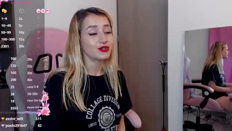 Snapshot of lollypetitte_ chatting on 01/26/25, 06:38 Lolly online show from 01/26/25, 06:38