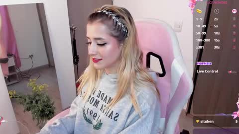 Snapshot of lollypetitte_ chatting on 02/09/25, 01:44 Lolly online show from 02/09/25, 01:44