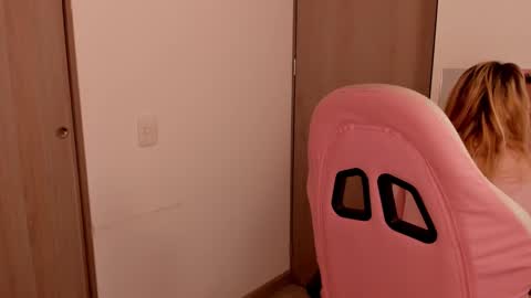 Snapshot of lollypetitte_ chatting on 02/25/25, 03:31 Lolly online show from 02/25/25, 03:31