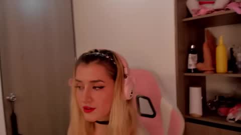 Snapshot of lollypetitte_ chatting on 03/03/25, 03:41 Lolly online show from 03/03/25, 03:41