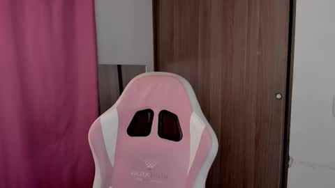 Snapshot of lollypetitte_ chatting on 09/14/25, 02:33 Lolly online show from 09/14/25, 02:33