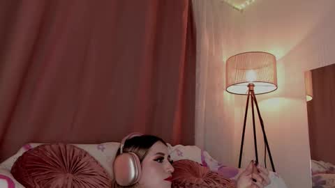 Snapshot of lollypetitte_ chatting on 12/23/25, 05:49 Lolly online show from 12/23/25, 05:49