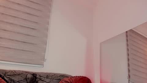 Snapshot of lollypetitte_ chatting on 02/16/26, 12:51 Lolly online show from 02/16/26, 12:51