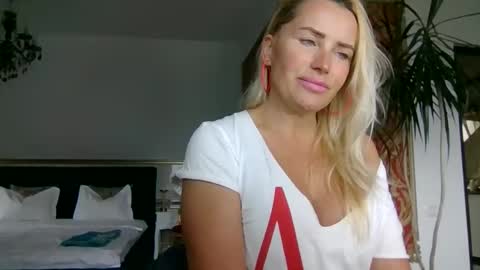 Snapshot of lollyta2023 chatting on 10/13/25, 12:05 Roxy online show from 10/13/25, 12:05