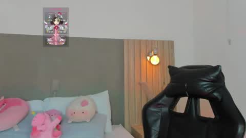 Snapshot of loly_berry chatting on 05/21/26, 02:18 L O L Y online show from 05/21/26, 02:18