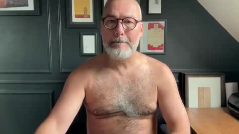 EnglishBear online show from 10/01/25, 09:04