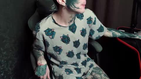 Snapshot of lone1ycrystal chatting on 11/09/25, 07:56 Chris online show from 11/09/25, 07:56