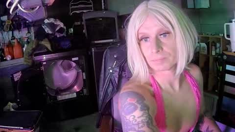 Snapshot of longbeachcd69 chatting on 12/18/25, 11:33 longbeachcd69 online show from 12/18/25, 11:33