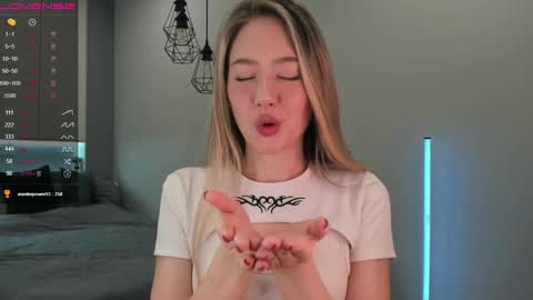 Snapshot of longoriaeva chatting on 02/20/25, 06:46 Eva online show from 02/20/25, 06:46