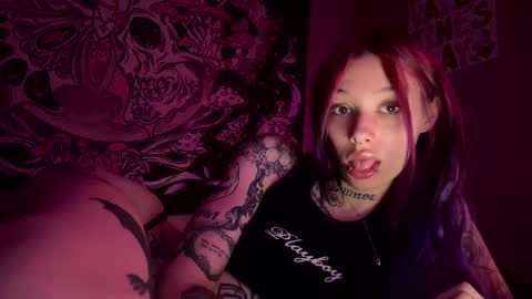 Snapshot of lookingforlona chatting on 09/23/25, 04:32 lookingforlona online show from 09/23/25, 04:32