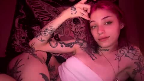 Snapshot of lookingforlona chatting on 10/05/25, 05:44 lookingforlona online show from 10/05/25, 05:44