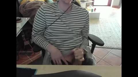 Snapshot of loomie chatting on 02/09/25, 12:41 loomie online show from 02/09/25, 12:41