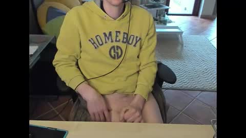 Snapshot of loomie chatting on 10/28/25, 12:09 loomie online show from 10/28/25, 12:09