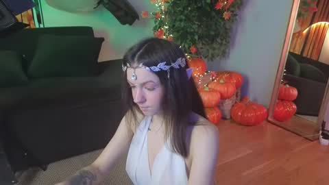 Snapshot of loonacom chatting on 10/31/25, 08:43 Luna online show from 10/31/25, 08:43