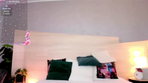 Snapshot of loonyannie chatting on 07/14/26, 04:06 Annie online show from 07/14/26, 04:06
