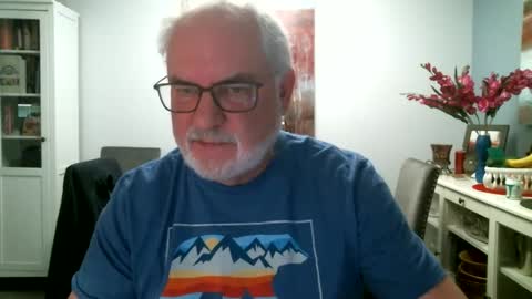 Snapshot of loop102 chatting on 12/11/24, 04:07 loop102 online show from 12/11/24, 04:07