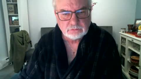 Snapshot of loop102 chatting on 05/18/26, 01:28 loop102 online show from 05/18/26, 01:28