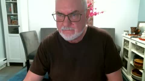 Snapshot of loop102 chatting on 06/08/26, 12:58 loop102 online show from 06/08/26, 12:58