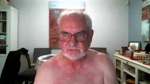 Snapshot of loop102 chatting on 08/07/26, 02:02 loop102 online show from 08/07/26, 02:02