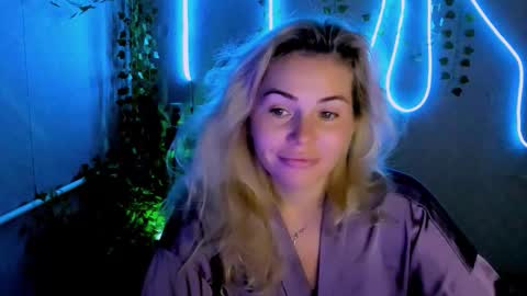 Snapshot of loraboyar chatting on 09/19/25, 02:24 Lora online show from 09/19/25, 02:24