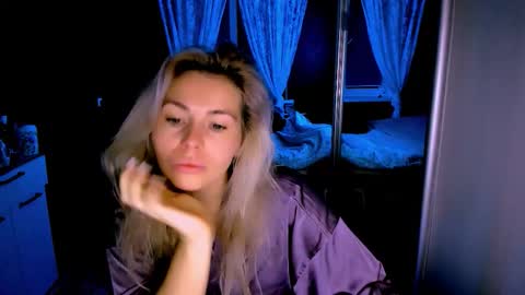 Snapshot of loraboyar chatting on 11/21/25, 02:43 Lora online show from 11/21/25, 02:43