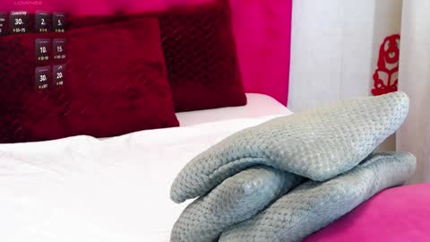 loradelniro1 online show from 01/28/25, 01:27