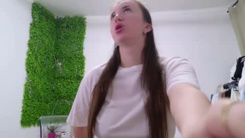 Snapshot of lorennameliyy chatting on 02/17/25, 08:04 Amelia online show from 02/17/25, 08:04