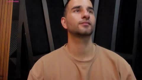 Snapshot of lorenzo_walker_ chatting on 11/10/25, 05:12 L O R E N Z O Thumbs Up help online show from 11/10/25, 05:12