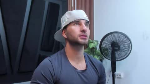 Snapshot of lorenzo_walker_ chatting on 11/11/25, 05:24 L O R E N Z O Thumbs Up help online show from 11/11/25, 05:24