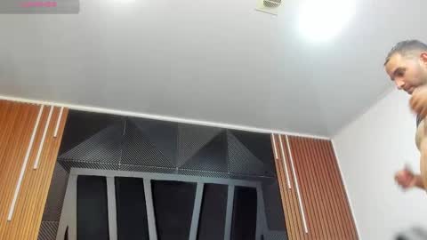 Snapshot of lorenzo_walker_ chatting on 11/12/25, 05:13 L O R E N Z O Thumbs Up help online show from 11/12/25, 05:13