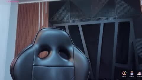 Snapshot of lorenzo_walker_ chatting on 11/15/25, 05:20 L O R E N Z O Thumbs Up help online show from 11/15/25, 05:20