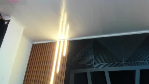 Snapshot of lorenzo_walker_ chatting on 11/20/25, 05:12 L O R E N Z O Thumbs Up help online show from 11/20/25, 05:12