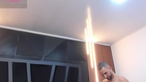 Snapshot of lorenzo_walker_ chatting on 11/22/25, 05:12 L O R E N Z O Thumbs Up help online show from 11/22/25, 05:12