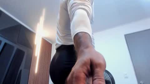 Snapshot of lorenzo_walker_ chatting on 11/24/25, 06:40 L O R E N Z O Thumbs Up help online show from 11/24/25, 06:40