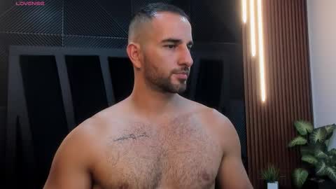 Snapshot of lorenzo_walker_ chatting on 12/05/25, 05:20 L O R E N Z O Thumbs Up help online show from 12/05/25, 05:20