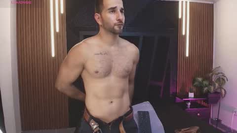  L O R E N Z O  Thumbs Up help  online show from 01/17/26, 06:00