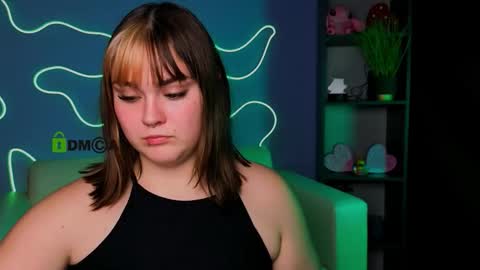 Lora for u online show from 11/26/25, 08:32