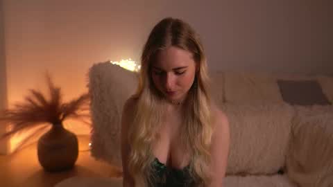 Snapshot of lorrie_love_story chatting on 03/17/26, 09:34 Lorrie online show from 03/17/26, 09:34