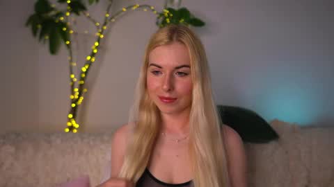 Snapshot of lorrie_love_story chatting on 04/10/26, 02:00 Lorrie online show from 04/10/26, 02:00