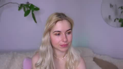 Snapshot of lorrie_love_story chatting on 04/19/26, 08:35 Lorrie online show from 04/19/26, 08:35