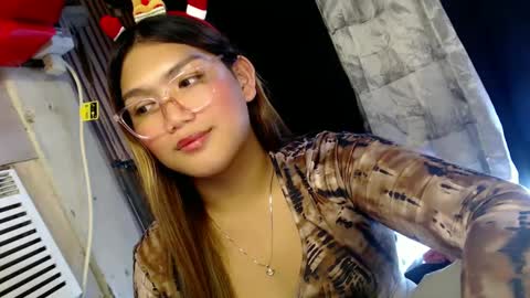 Snapshot of louheart chatting on 12/27/24, 07:35 Sweet online show from 12/27/24, 07:35