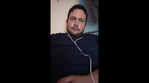 Snapshot of louinv chatting on 11/18/25, 01:48 louinv online show from 11/18/25, 01:48