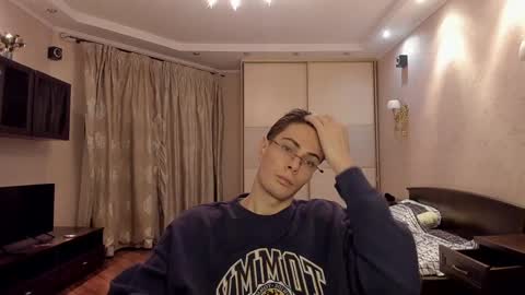 Snapshot of louis_preston chatting on 12/15/24, 04:04 Mark online show from 12/15/24, 04:04