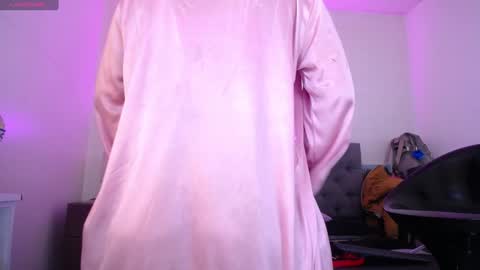 Snapshot of louise_nails chatting on 01/15/25, 08:58 LouIse online show from 01/15/25, 08:58