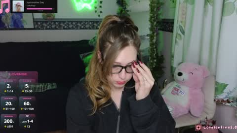 Snapshot of lovalentine chatting on 12/18/24, 05:15 Lo Valentine online show from 12/18/24, 05:15