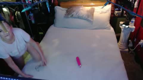 Snapshot of love2shareletsplay chatting on 02/22/26, 09:52 love2shareletsplay online show from 02/22/26, 09:52