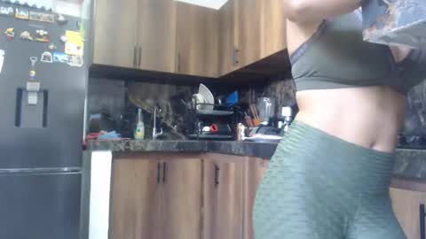 Snapshot of love_gatubela chatting on 10/01/25, 04:57 Nina online show from 10/01/25, 04:57