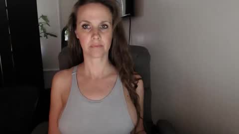 Snapshot of love_on_ chatting on 11/08/25, 09:57 LoVe On online show from 11/08/25, 09:57